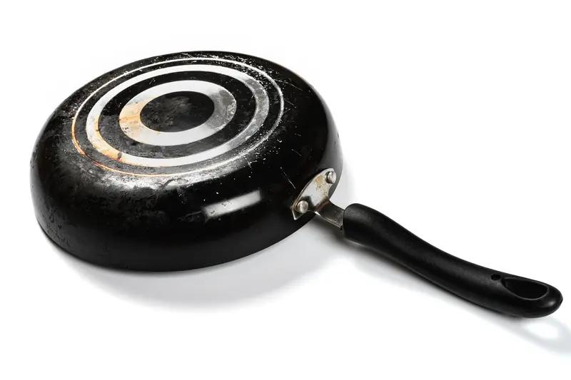 现在的小孩真幸福，洗澡都有专门的浴盆，哪像以前条件差，只能想些办法。有个爸爸带女