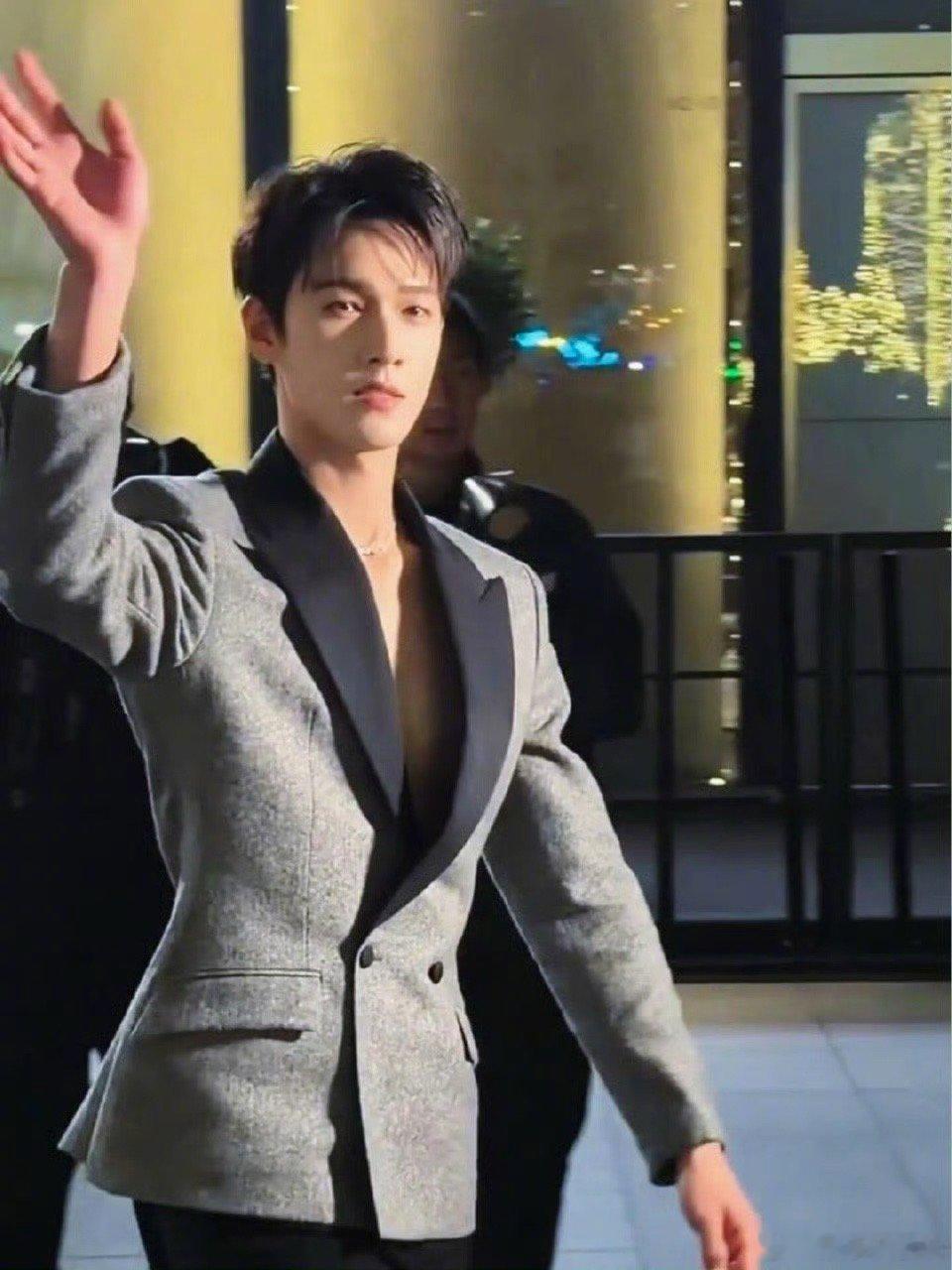 李昀锐哥哥顶级男模即视感，还是太帅了！｜李昀锐