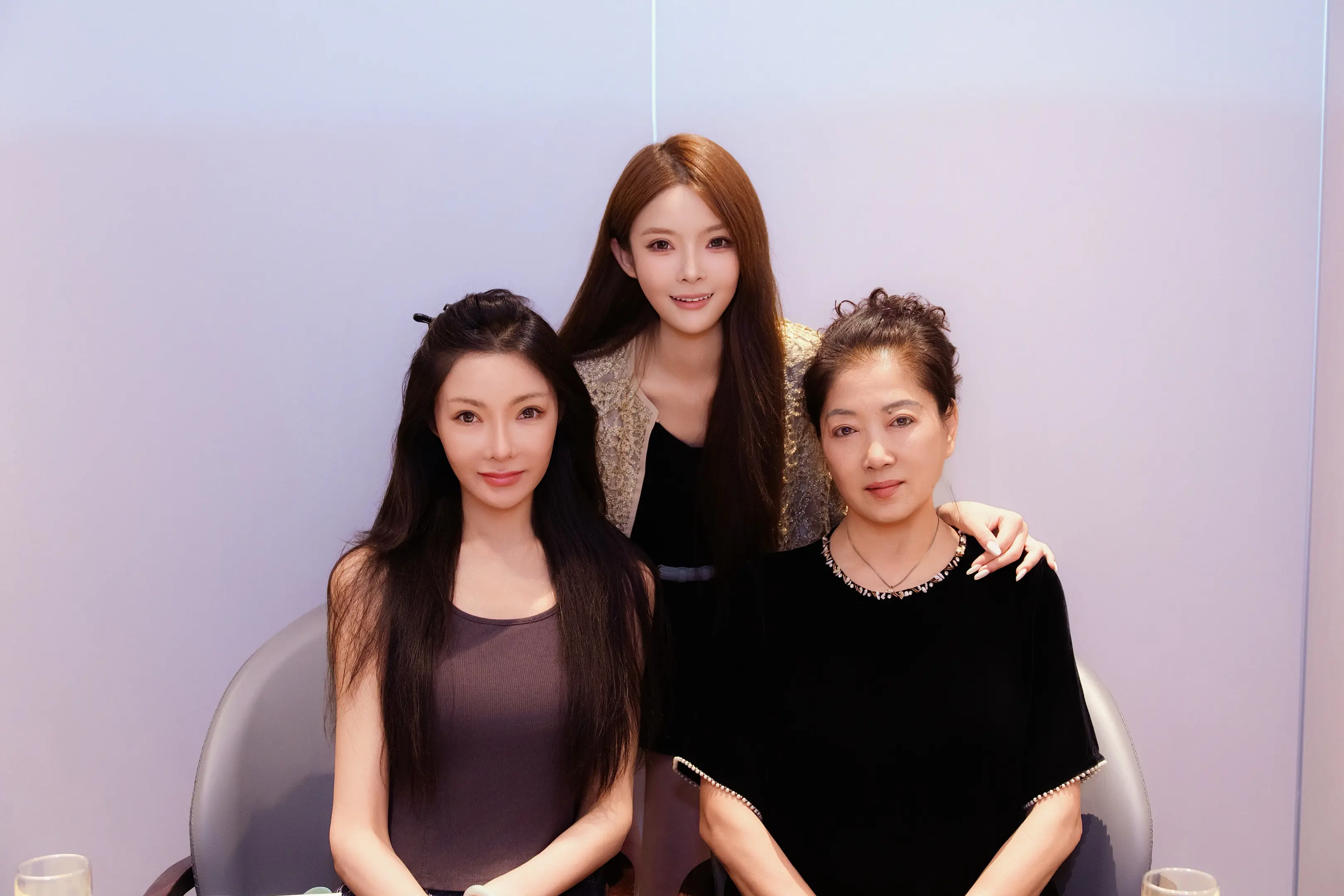 我的妈妈和她的妈妈。我们三个不同的姓氏 但我们是真正共享过心跳的人 是...