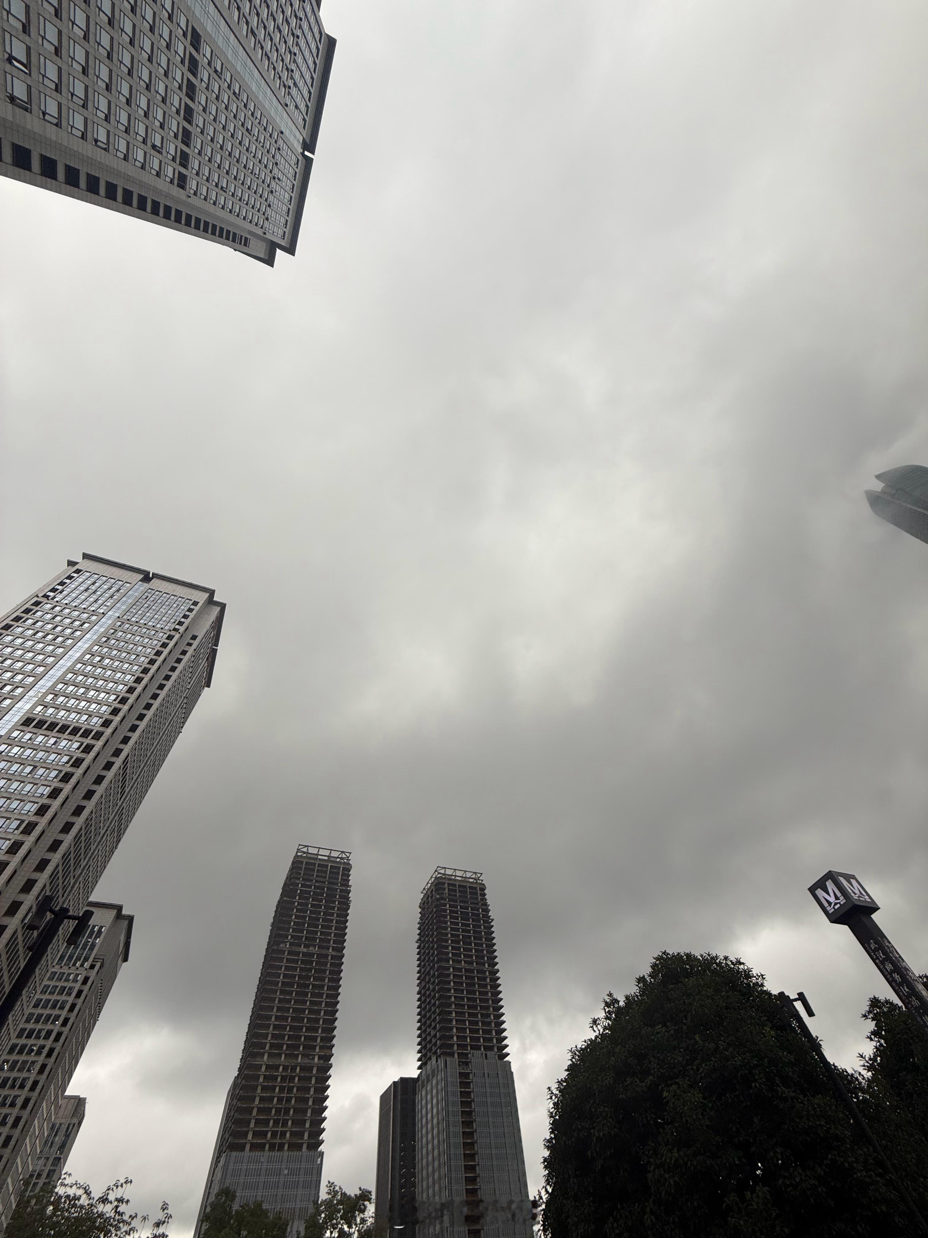 武汉终于降温了 凉快了不少就是看这乌云感觉随时要下大暴雨… ​​​