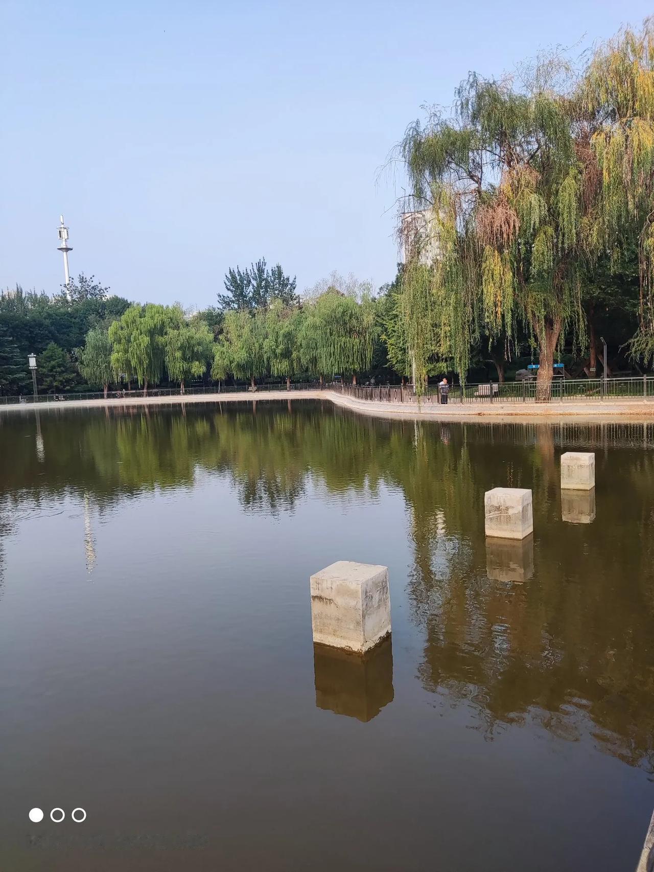 
中秋过后是国庆小长假，初秋时节的天气清爽明静，温度刚刚好，适合出去走一走，转一