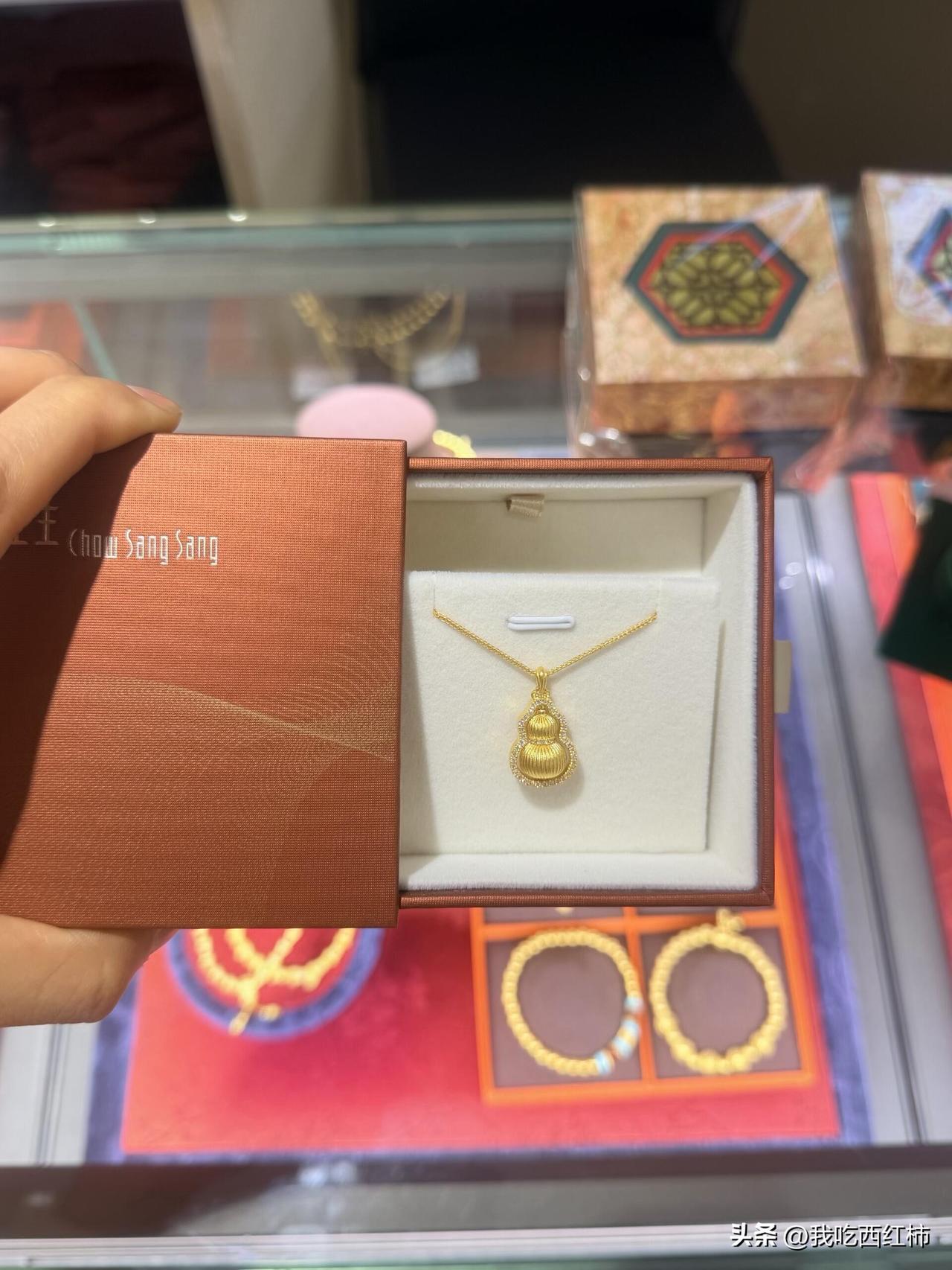 2月初订婚，赶上了贵的时候买，1577一克觉得很贵，现在金价一直暴跌，能低到我买