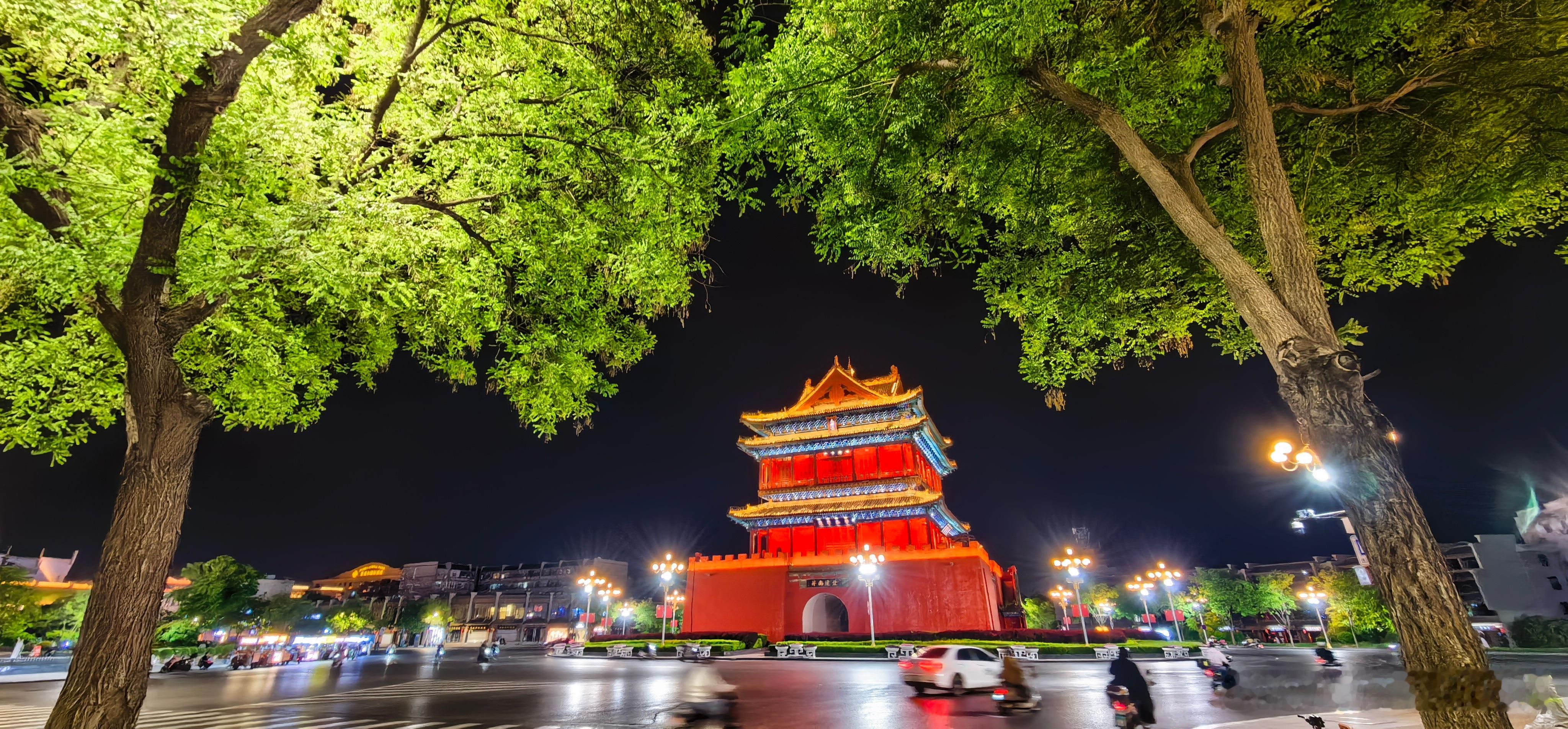 此刻山西临汾  鼓楼（大中楼）广场 