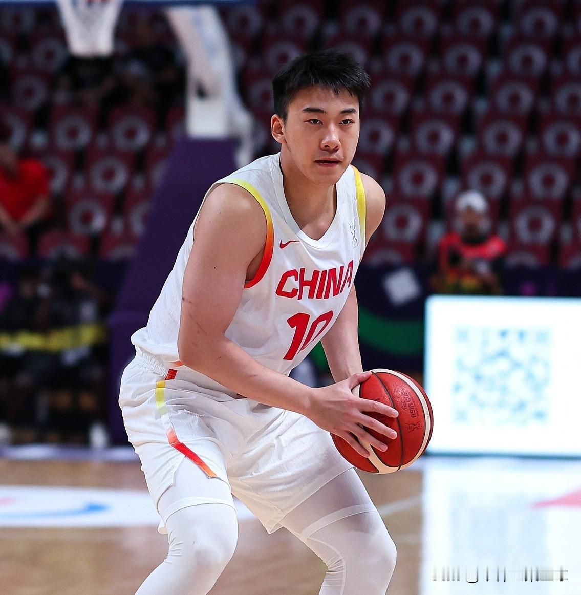中国男篮这套阵容咋样？中锋：杨翰森，在NBA也一个赛季，他的传球策应是胡金秋，周