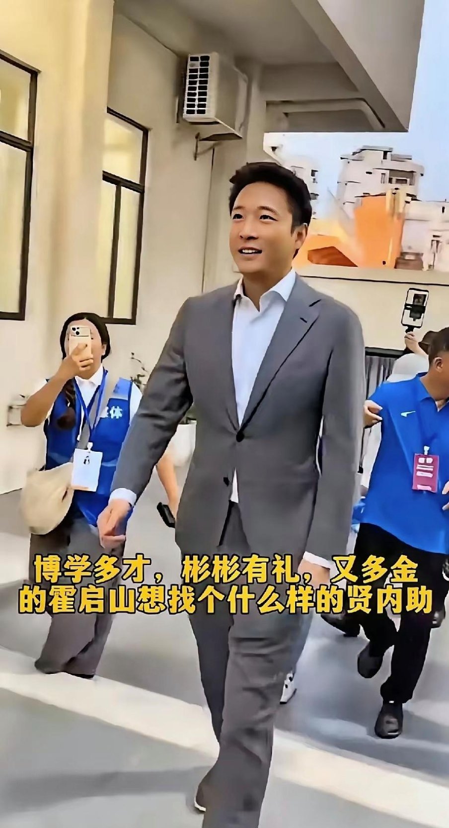 霍启山此刻怕是尴尬得能用脚趾抠出三室一厅 