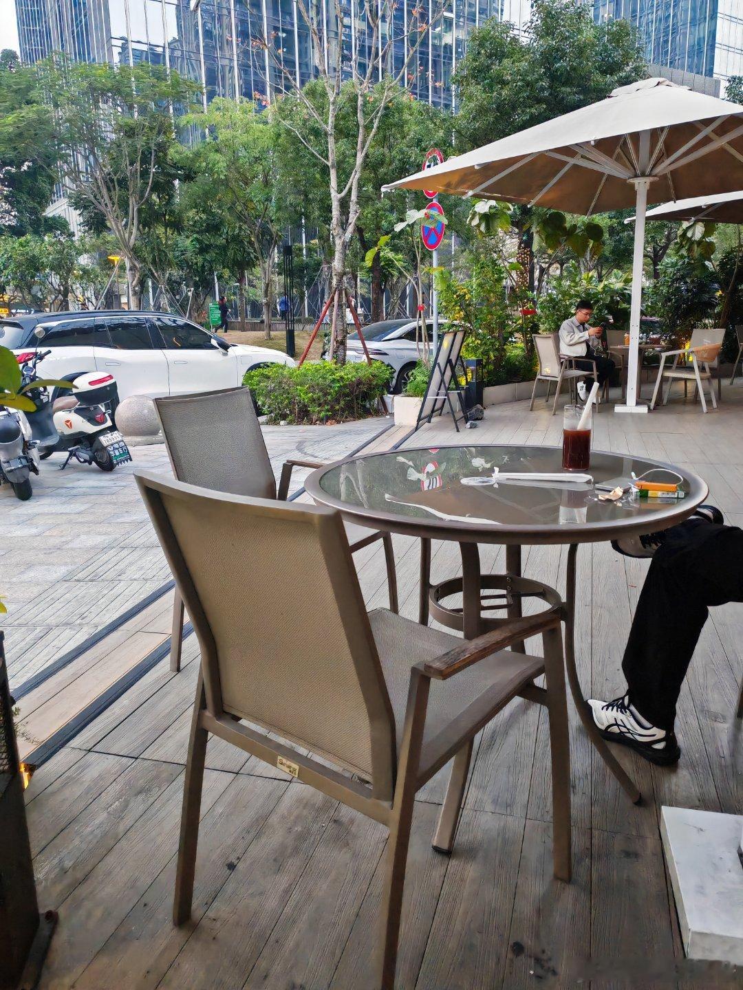 喝了杯咖啡，店家说免费，看了会美女，打了会篮球，继续徒步。 深圳·LIME CO