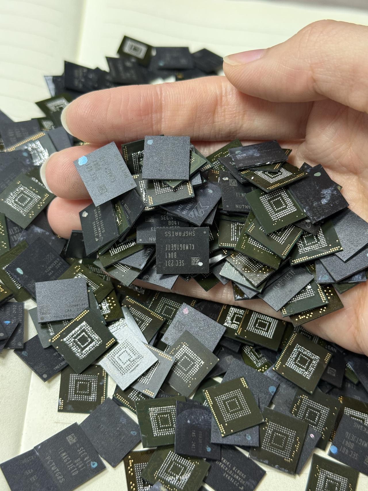 为什么国产芯片，很难直接用在旗舰手机上？
 
很多人疑惑，国产存储芯片已经量产，