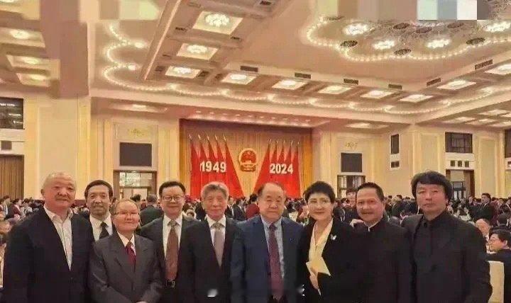 今年国庆节，著名作家莫言出席了国宴……#莫言##莫言[超话]# ​​​