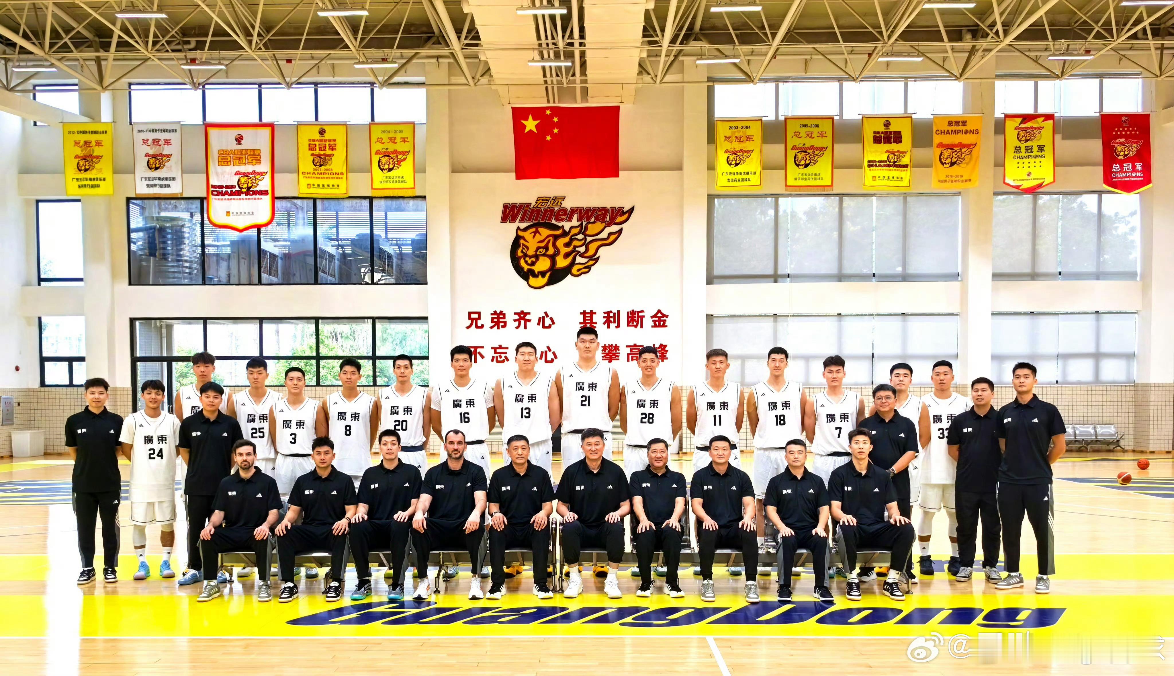 倒计时2天！周鹏最新社媒晒出广东全运男篮全家福，兄弟们又重新聚在一起，大家都换上