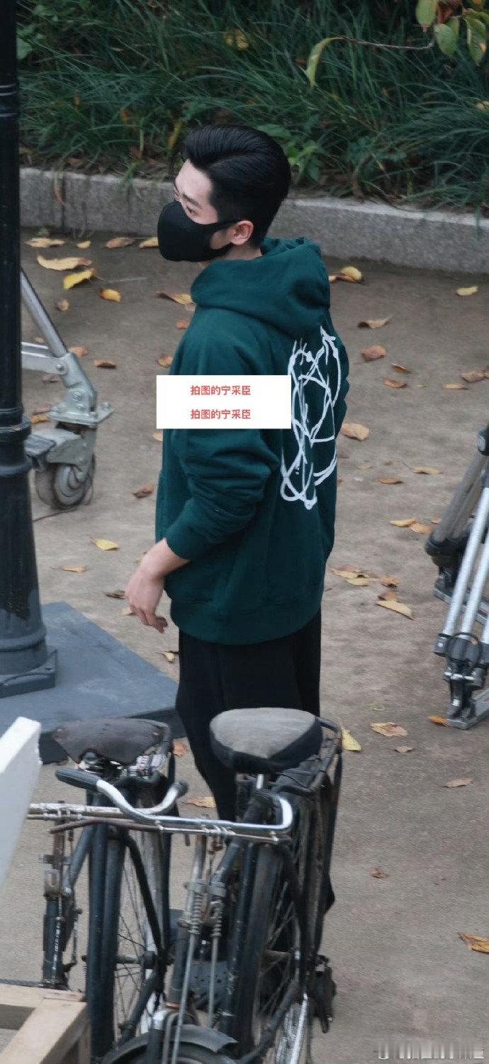 丞磊冒充代拍因太帅被识破 论高颜值的“烦恼”：想混进现场拍别人，结果自己先成了焦