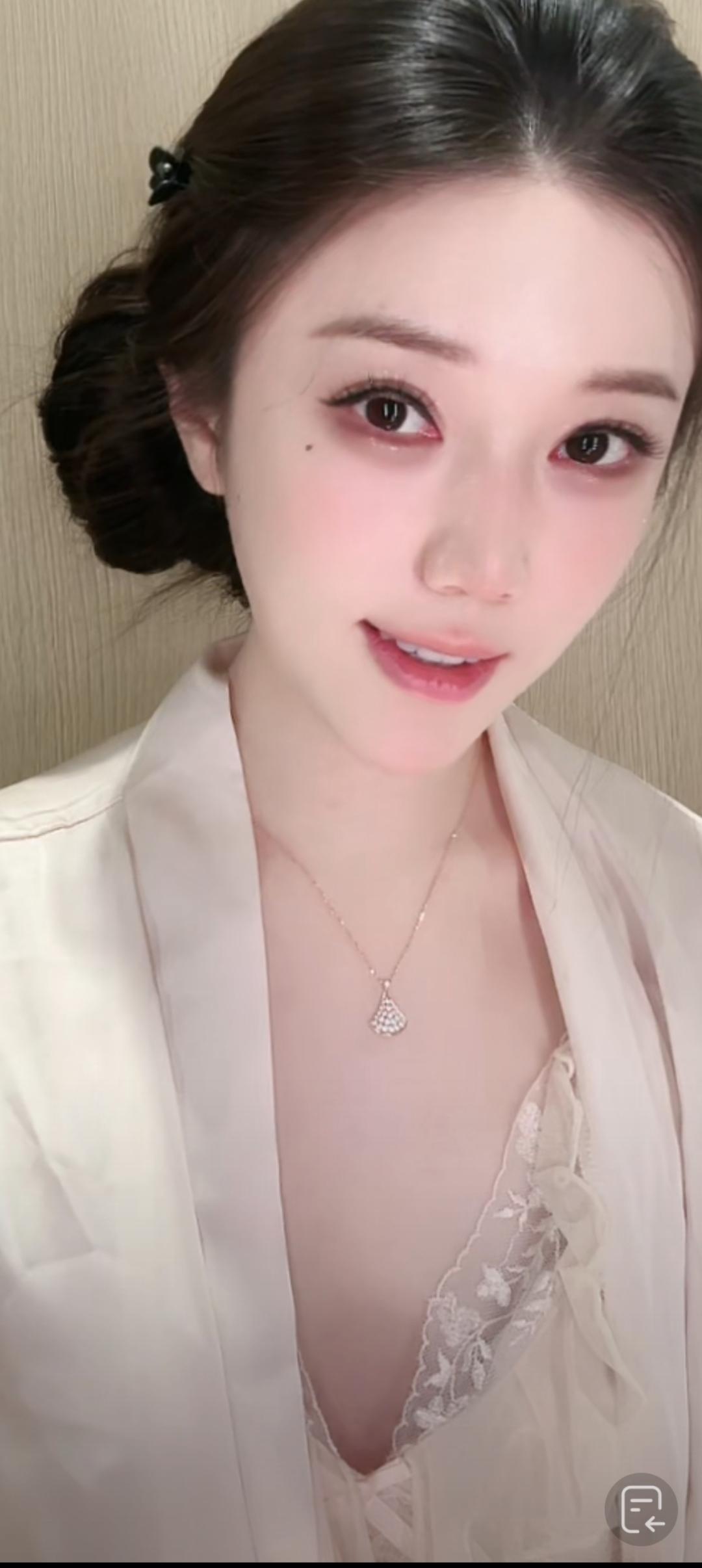 这位美女穿着睡衣，笑得很甜。