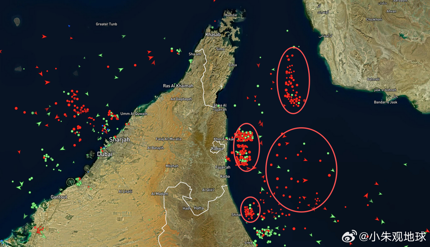 3月2日早上9点（北京时间）的霍尔木兹海峡，大量商船抛锚观望中霍尔木兹海峡美伊以