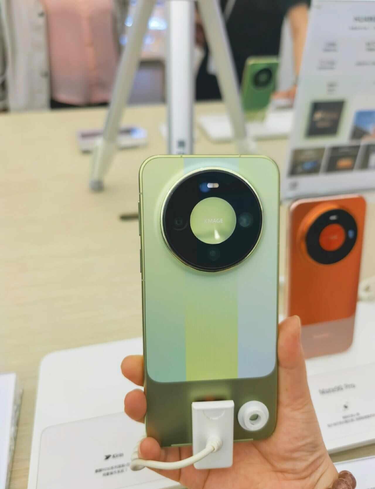 华为Mate90真机上手
华为Mate90真机上手
这个浅绿渐变也太温柔了，星环