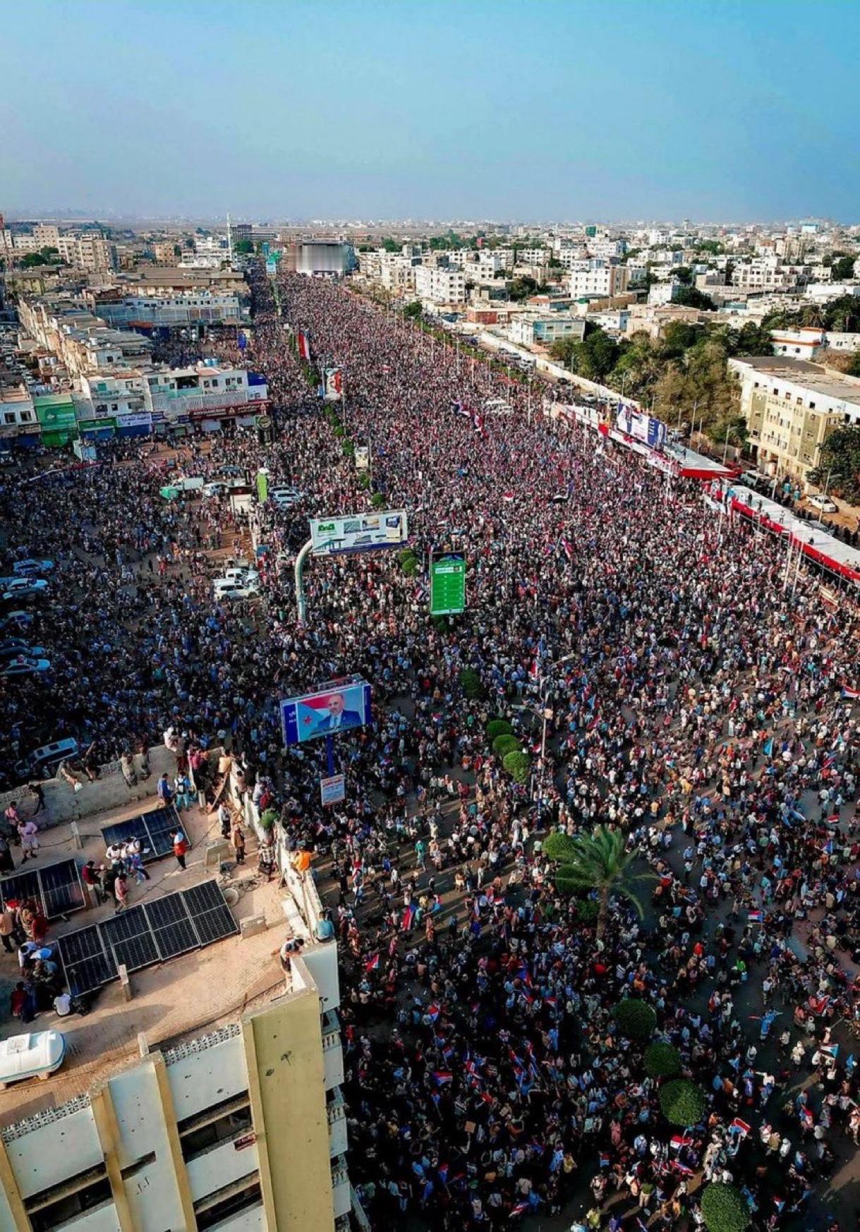 今天，亚丁民众举行抗议活动，要求建立一个自由独立的南阿拉伯国家。