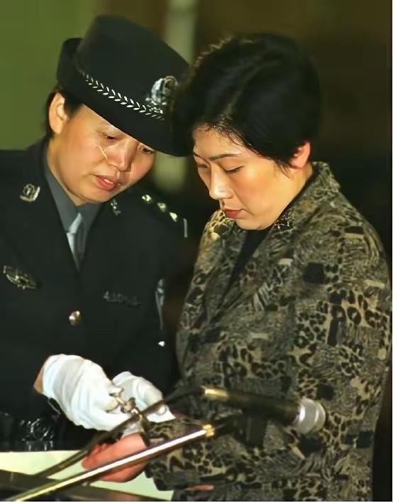 2001年，湖南“女老虎”蒋艳萍被判死刑之后，她还在想尽办法逃脱牢狱之灾，在就她