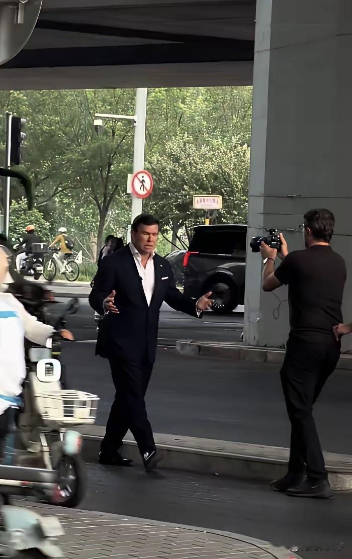 必须承认这些美国媒体真会只要新闻，你看这个福克斯，他们主持人故意在车水马龙的车行