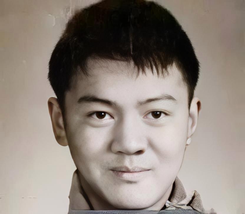 1973年的东北，寒风凛冽，冰雪封天。黑龙江逊克县下套子屯的少女程玉凤，被亲生父