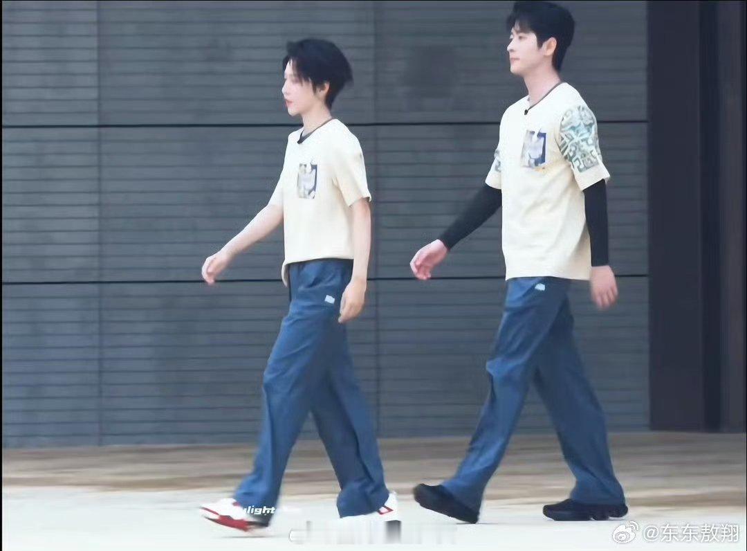 丞磊刘雨昕回应同手同脚 奔跑吧 全网热议同手同脚名场面，丞磊刘雨昕温柔回应，默契