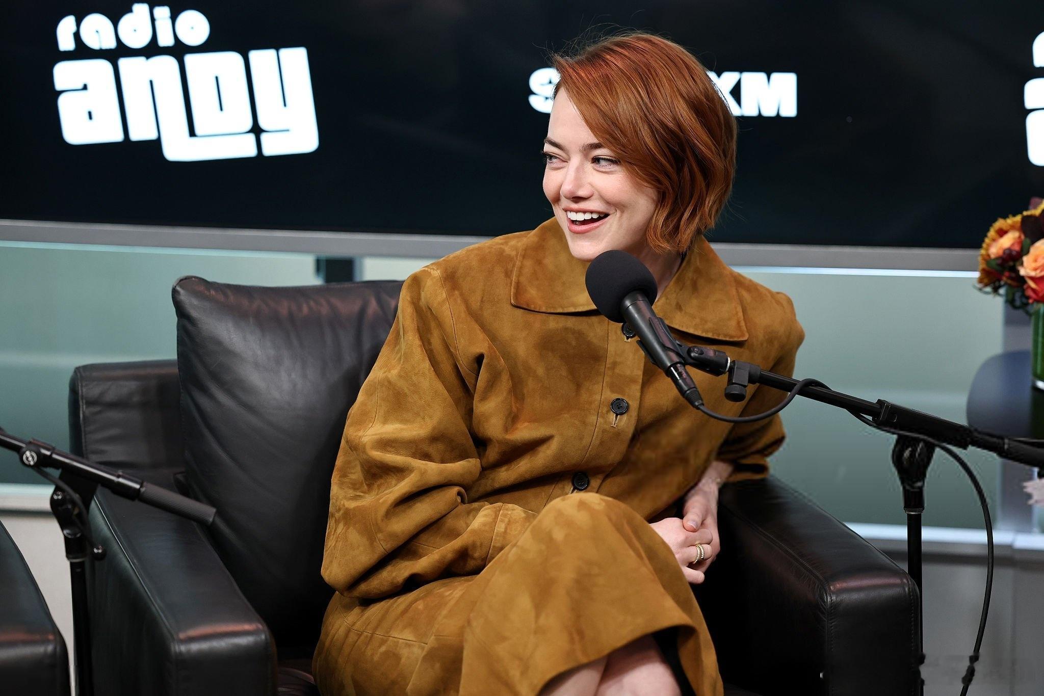 Emma stone艾玛斯通在纽约做客SiriusXM电台，继续和《Bugoni