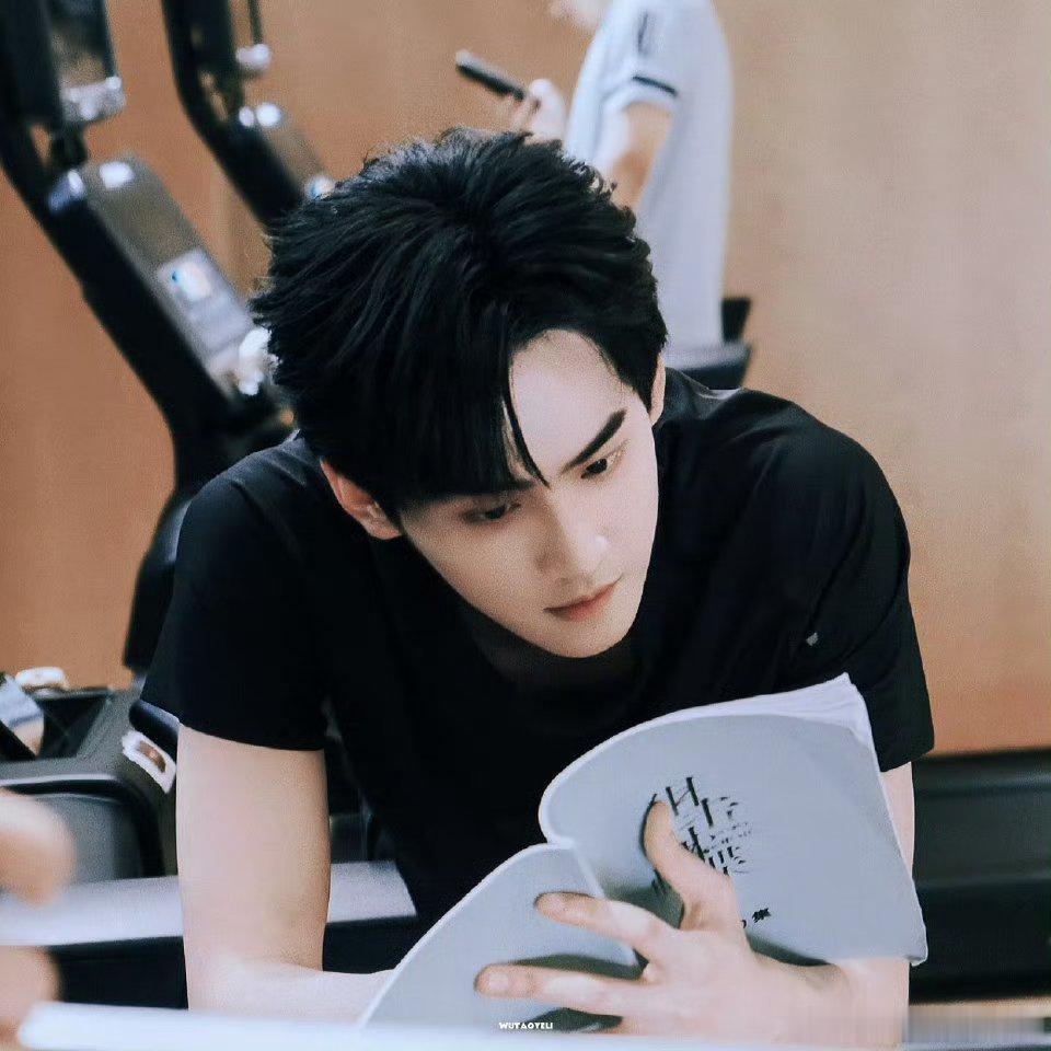 看了rs才知道，原来周柯宇是被大17岁的大哥带大的，父母从来没养过他。这些都是没