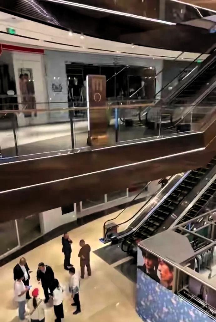 4月18号，一个女的在万达广场从楼上跳下来，商户说人当场就没了。看到这个新闻，心