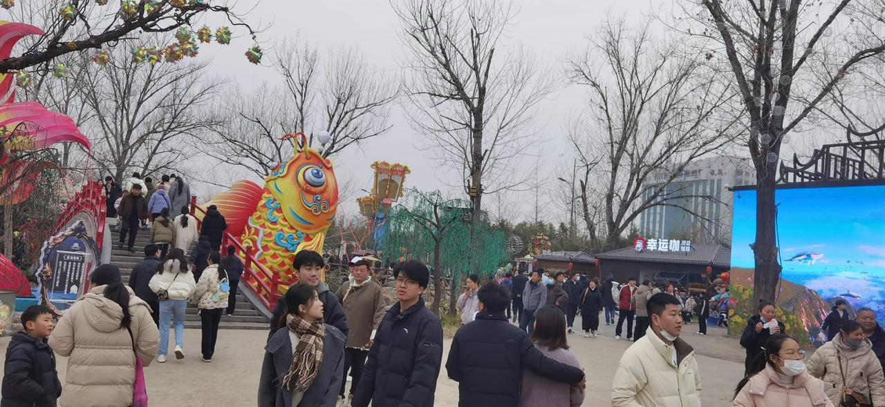 正月十四逛开封武侠城，人多的不行，到处排队，两个多小时了，还没逛上第三个节目。