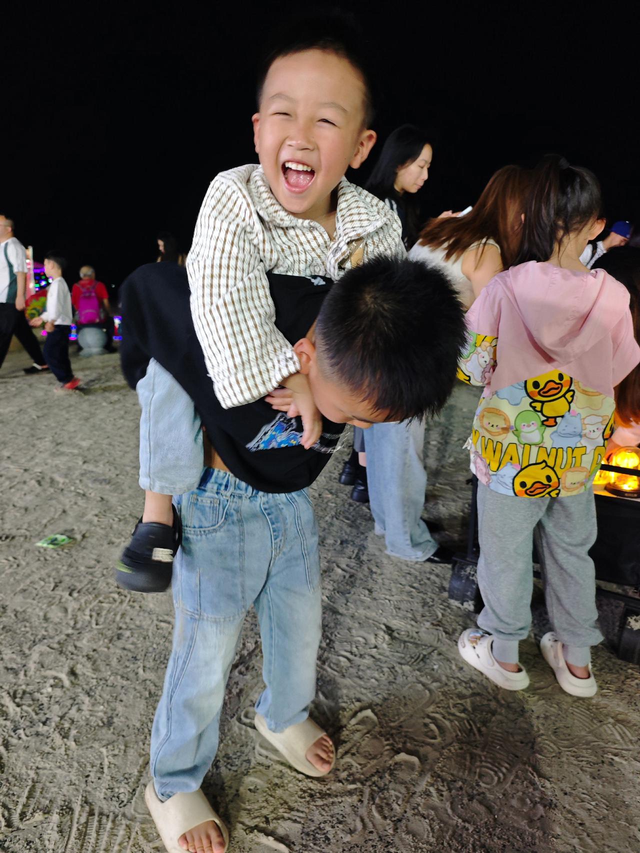 两兄弟难得一见的和谐春假