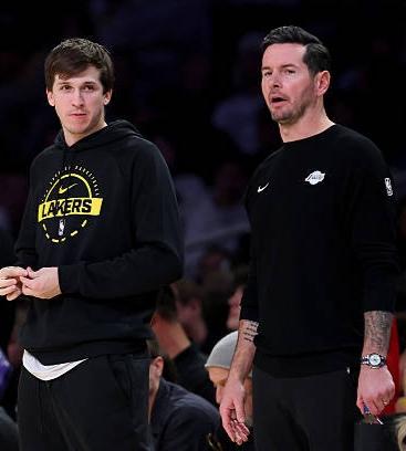 吉诺比利都能打替补，里夫斯怎么就不能替补呢？

湖人八连客已经过去四场，3胜1负