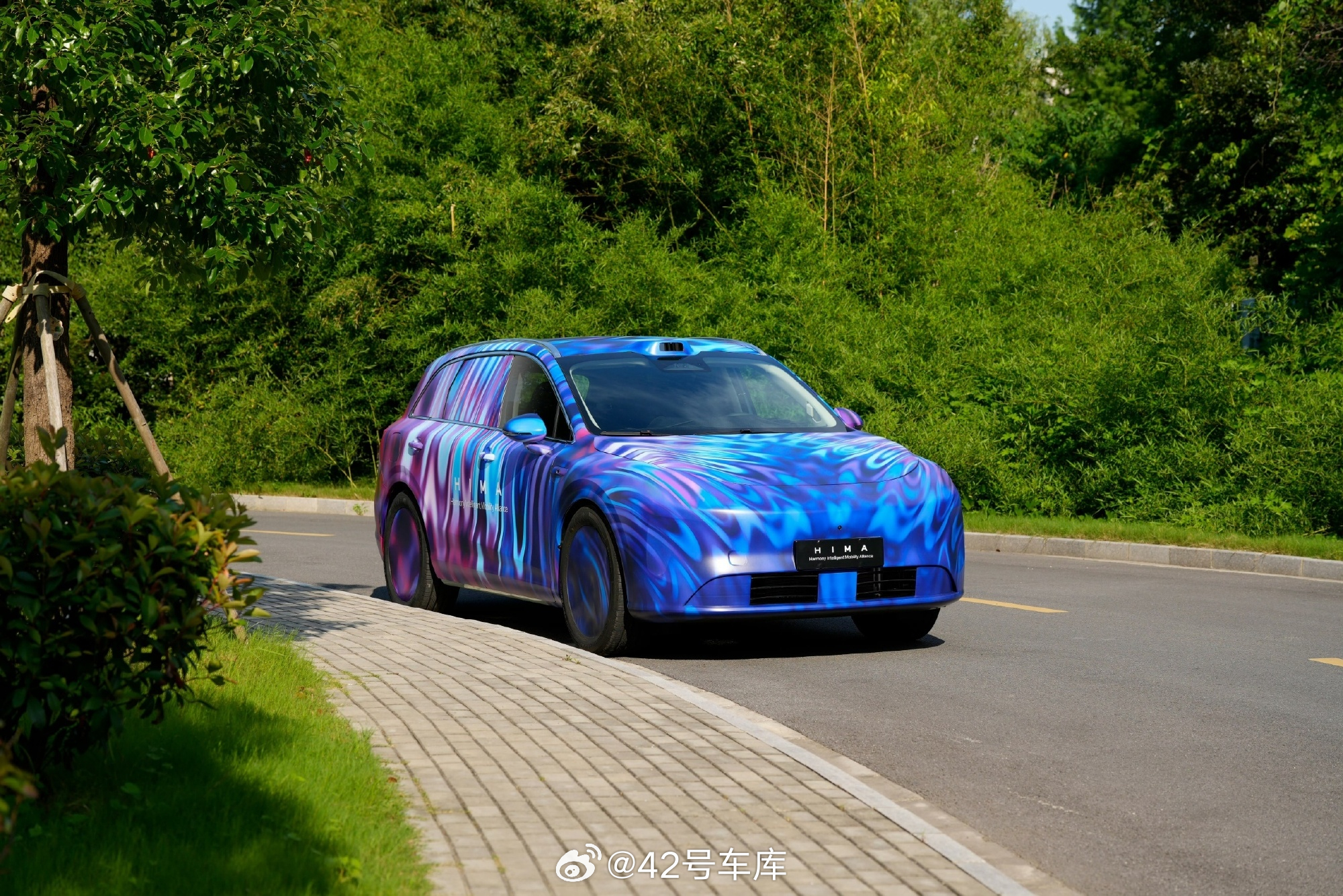 尚界首款车的伪装图来了，车头挺短，后排空间应该不错，搭载了华为最新的 4D 毫米