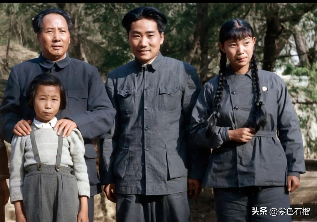 毛主席一家难得的合照。
        这张照片摄于1946年的延安，是毛泽东与