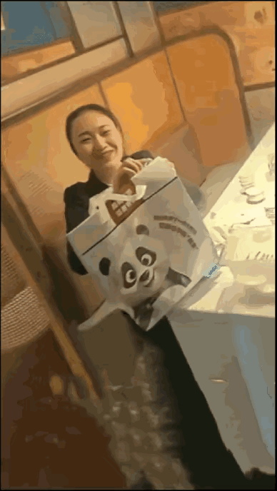 “太暖心了！”北京，一外卖小哥刚要把餐送到，顾客就取消了订单，他无奈将餐原路送回