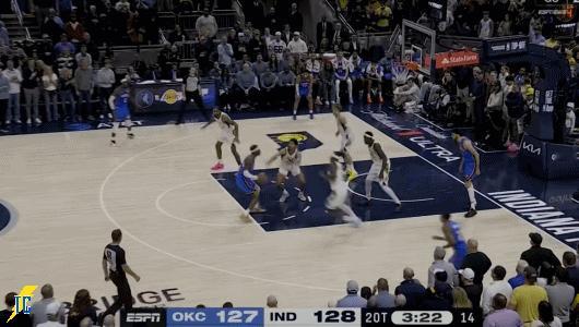 亚历山大妙传大空位的阿龙维金斯，第一次三分出手没进，但多尔特拼下进攻篮板，第二次