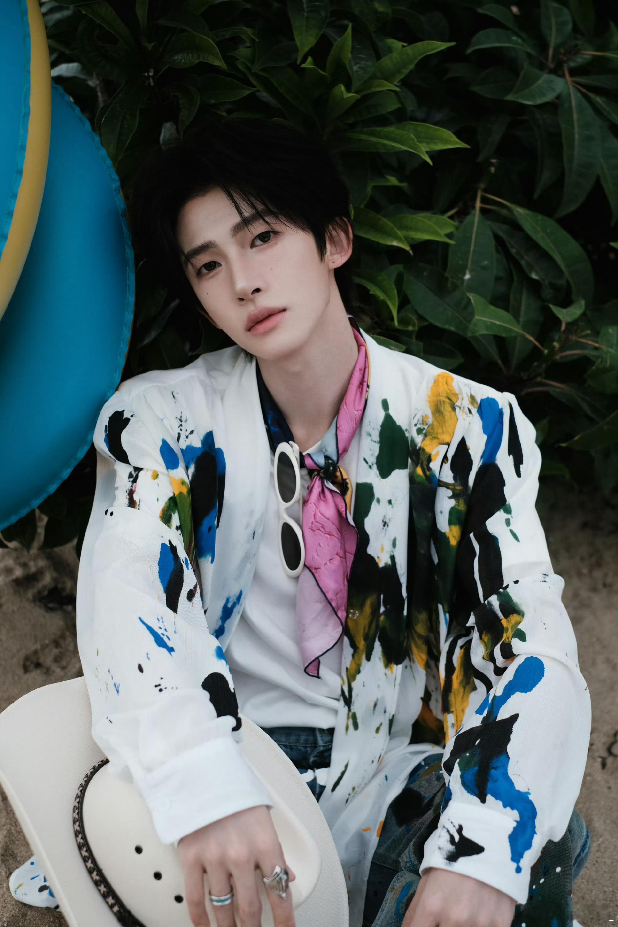 刘宇李斯丹妮聊什么呢 安徽春晚后台偶遇名场面！古风少年刘宇碰酷飒姐姐李斯丹妮，热