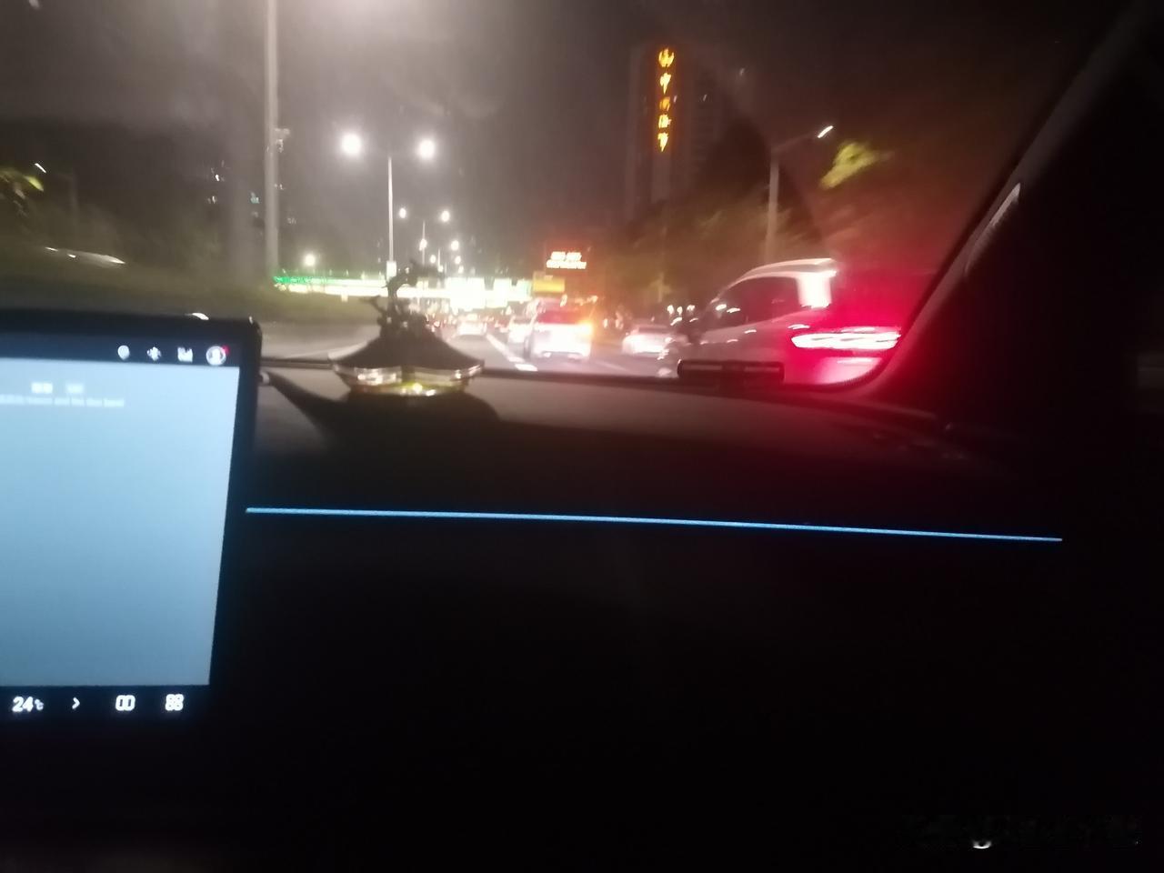 夜行深圳道路，路途较远，走了好久依稀可见路牌指示罗湖、华强北等方位。