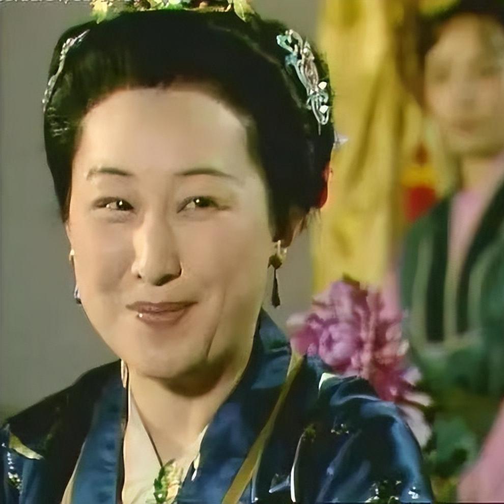 [兔子]李凤英走了。她一生淡泊名利，生前从未接受过专访，也从未公开过家庭私事，低