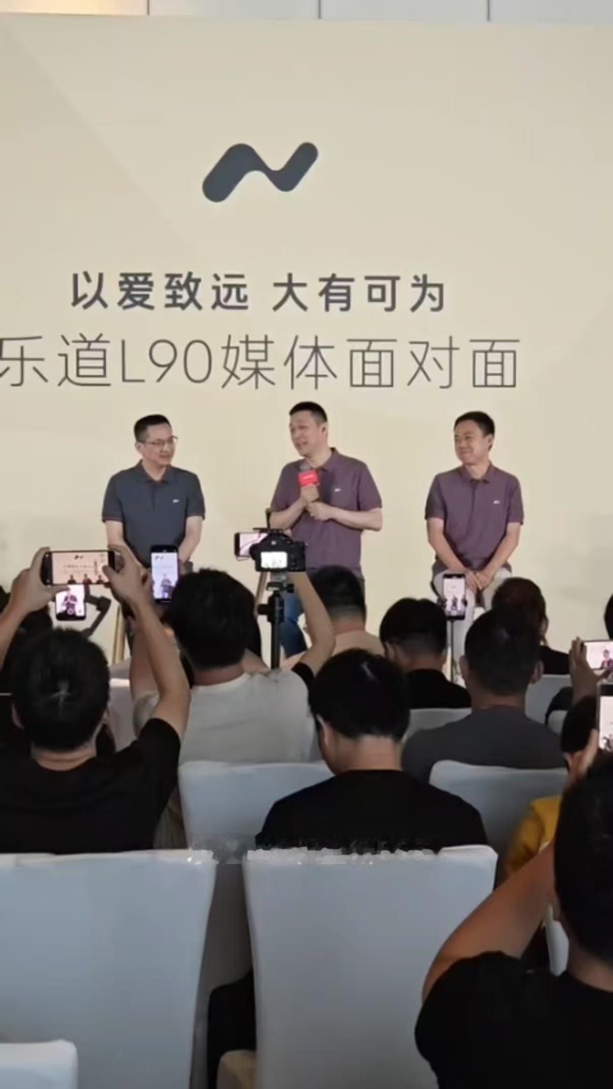前几天斌哥已经提到了蔚来全新ES8 节奏。8月下旬技术发布会，9月发布，说实话，