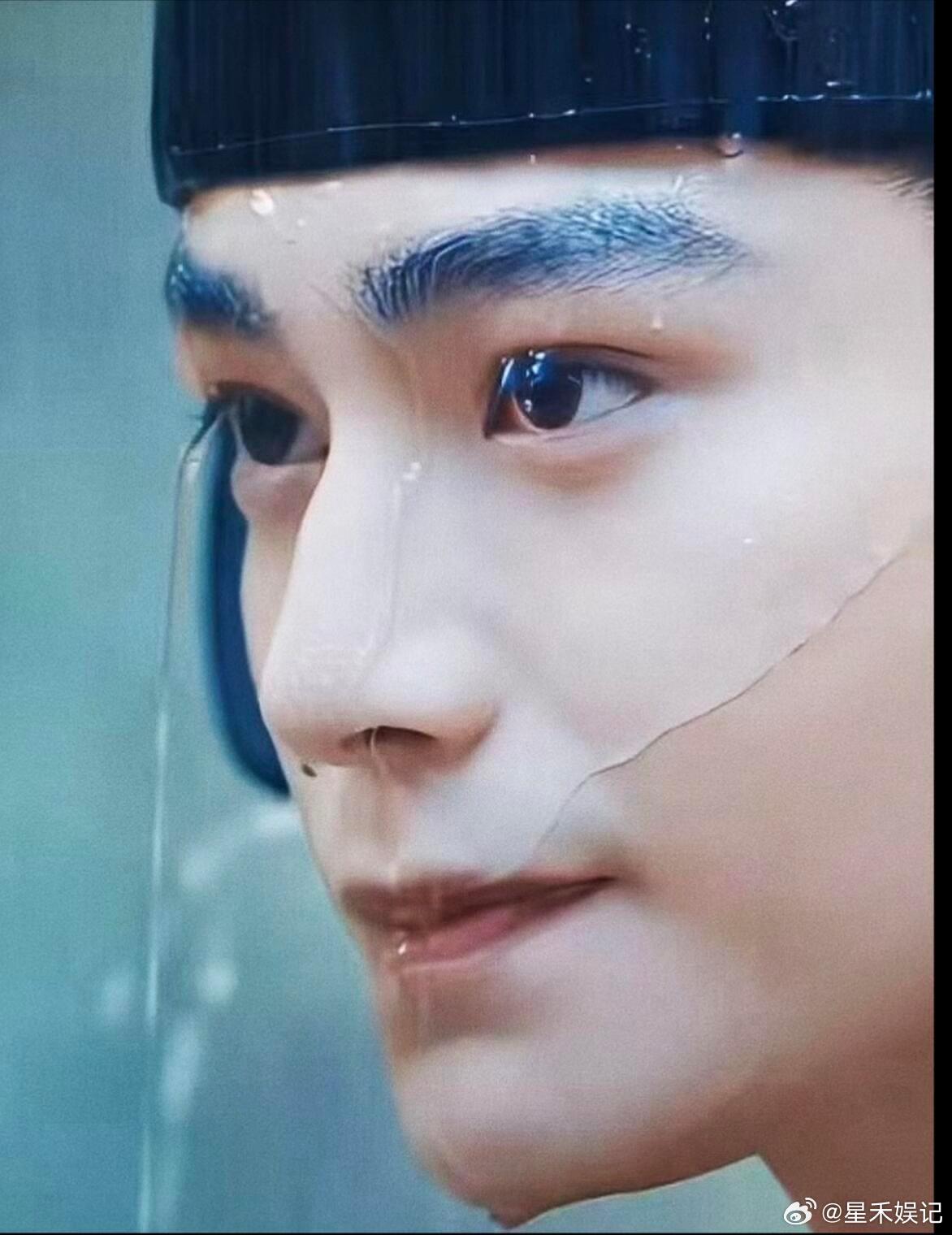 丁禹兮的眉眼条件真的很绝，立体眉骨搭配纤长睫毛不用过多修饰就很有故事感镜头下眉眼