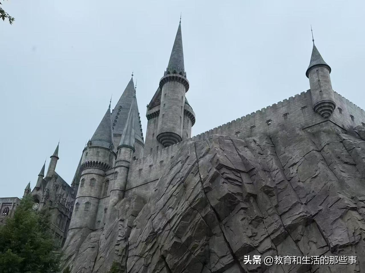有钱女人的12个特征： 
 
1、脖子上没有金项链 
2、脸上没有浓艳的妆容 