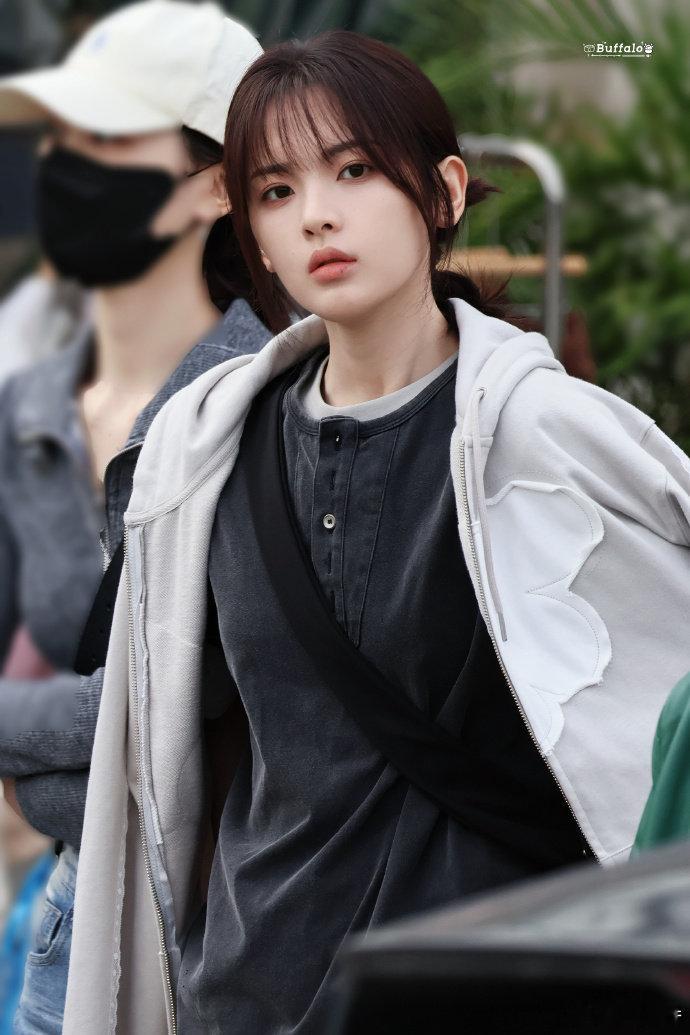 杨超越 代拍爆改站哥 从冰冷抓拍变成温柔记录，代拍的转变也太好磕了！杨超越在镜头