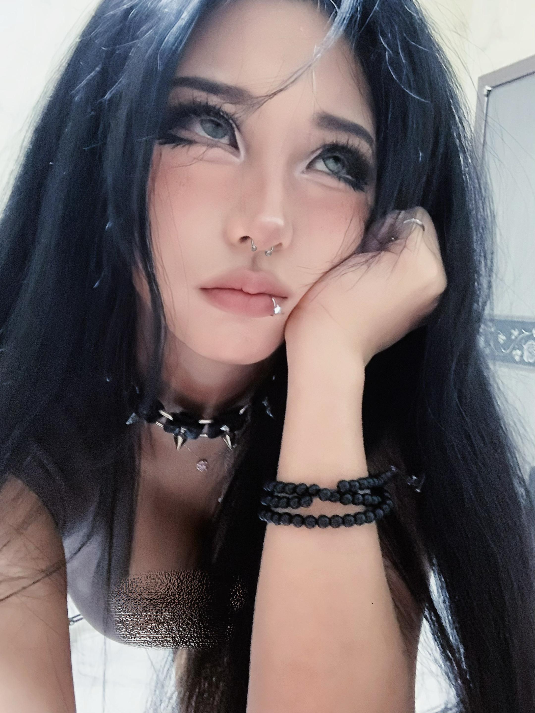 😈