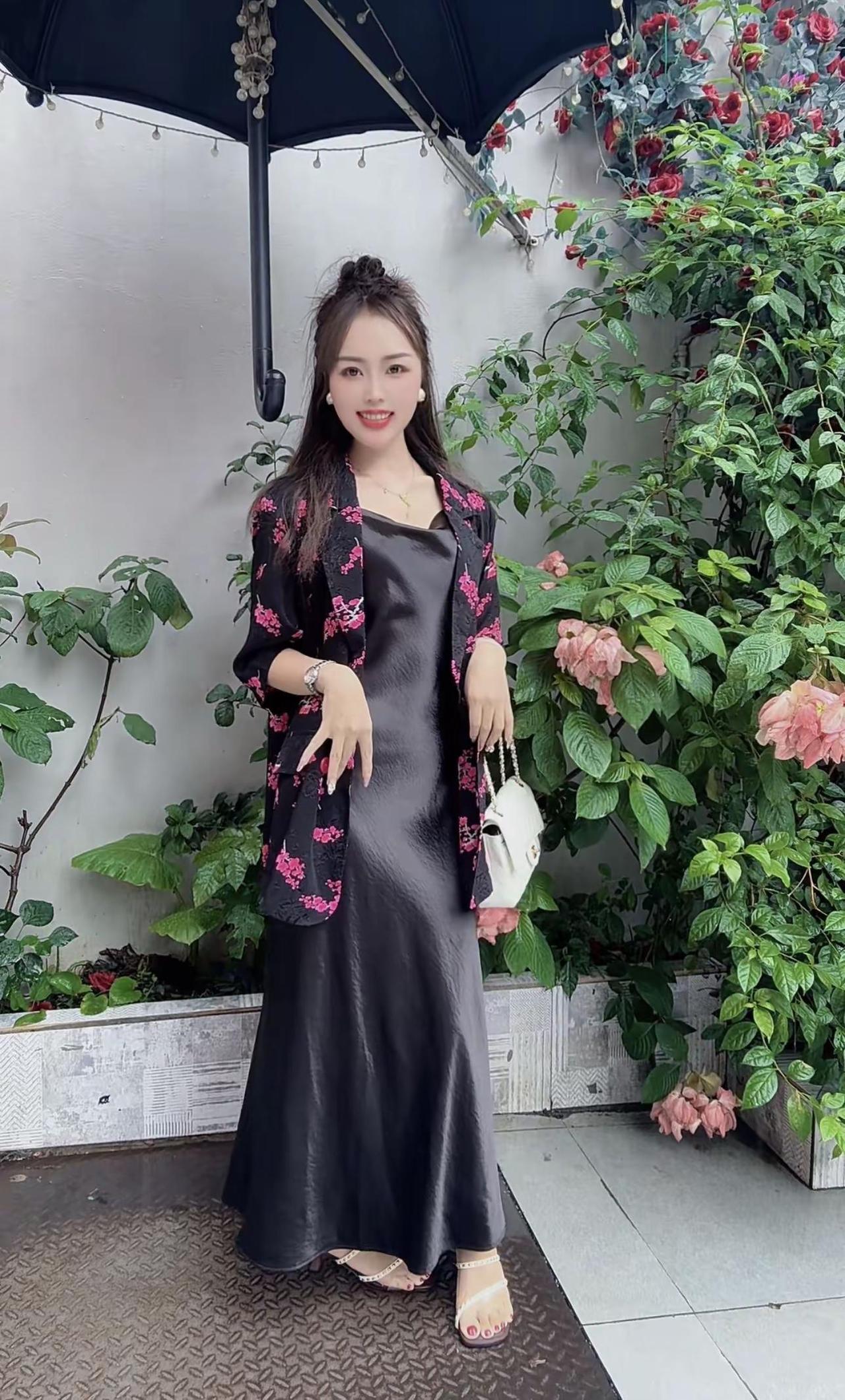 一身黑裙，外披花衫，在温柔里藏着不被定义的锋芒。把明艳又舒适的度假裙穿身上