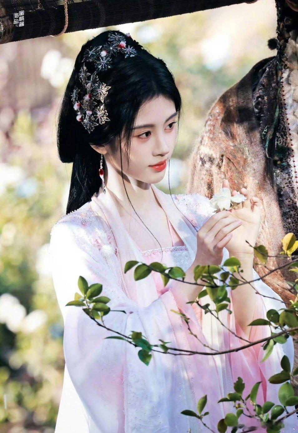 好漂亮的小蝴蝶，好漂亮的妆造，小鞠美得我心惊啊[亲亲][亲亲][亲亲][亲亲] 