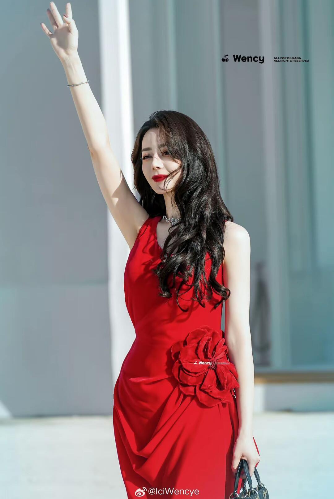 迪丽热巴轻松接梗如何展现她不刻意的自然状态？
 
面对采访与综艺互动，迪丽热巴的