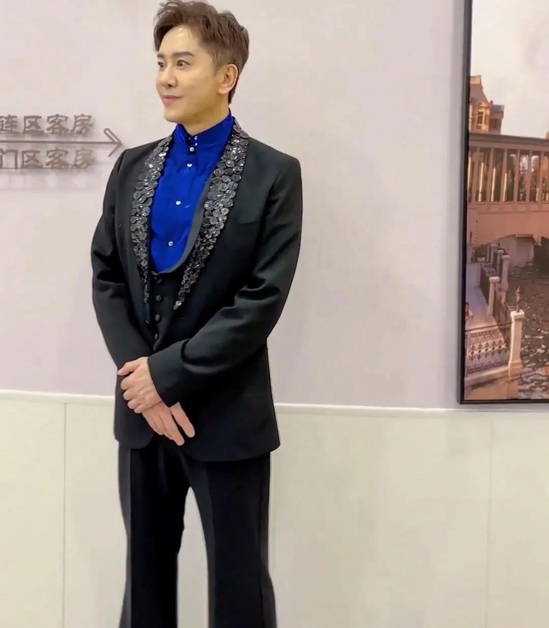 这还是毛宁吗？咋整的和蜡像一样，饿滴神呀 ！明星是因为相貌稍显优越让观众赏心悦目