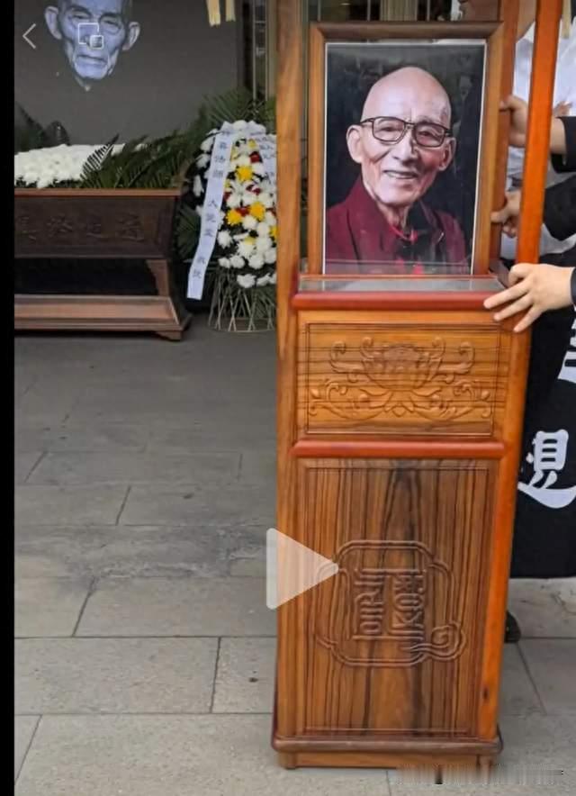 八宝山送别游本昌：遗像笑容满面，孙女黑衣凝望，队伍排了上百米