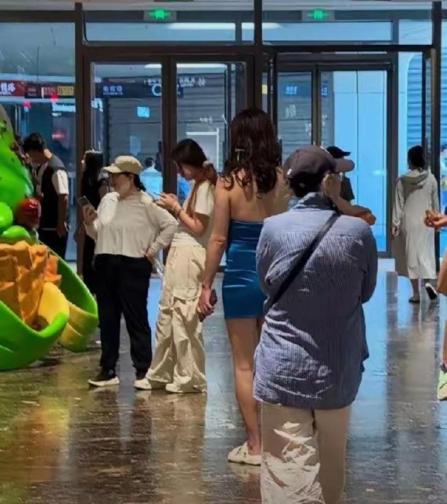 赛格一姐真的走了，不是被挤走的，是自己走的。
五楼和负一楼的店全部撤空，新商家已