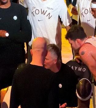 德雷蒙德·格林，正在用离场帮助勇士赢球。
这听起来反常识，但数据不说谎。
核心问