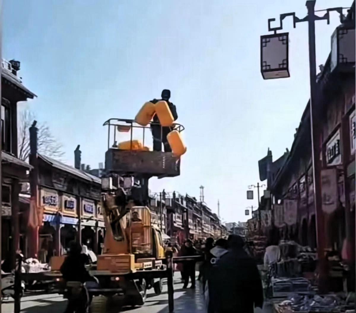 他们用最传统的理由，犯了最民俗的忌讳。

河北街头黄灯笼挂出不久便引发讨论，随后