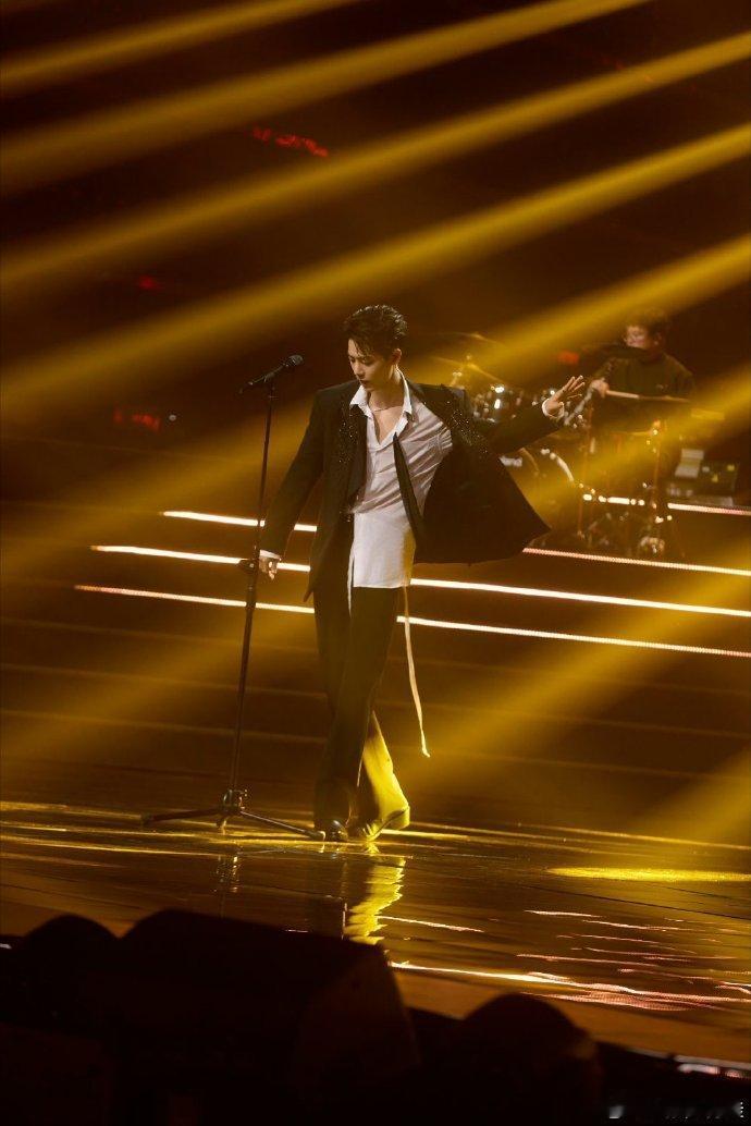 肖战的翻唱又一次带火了老歌声生不息肖战的翻唱真的太有味道了，独特的嗓音赋予老歌全