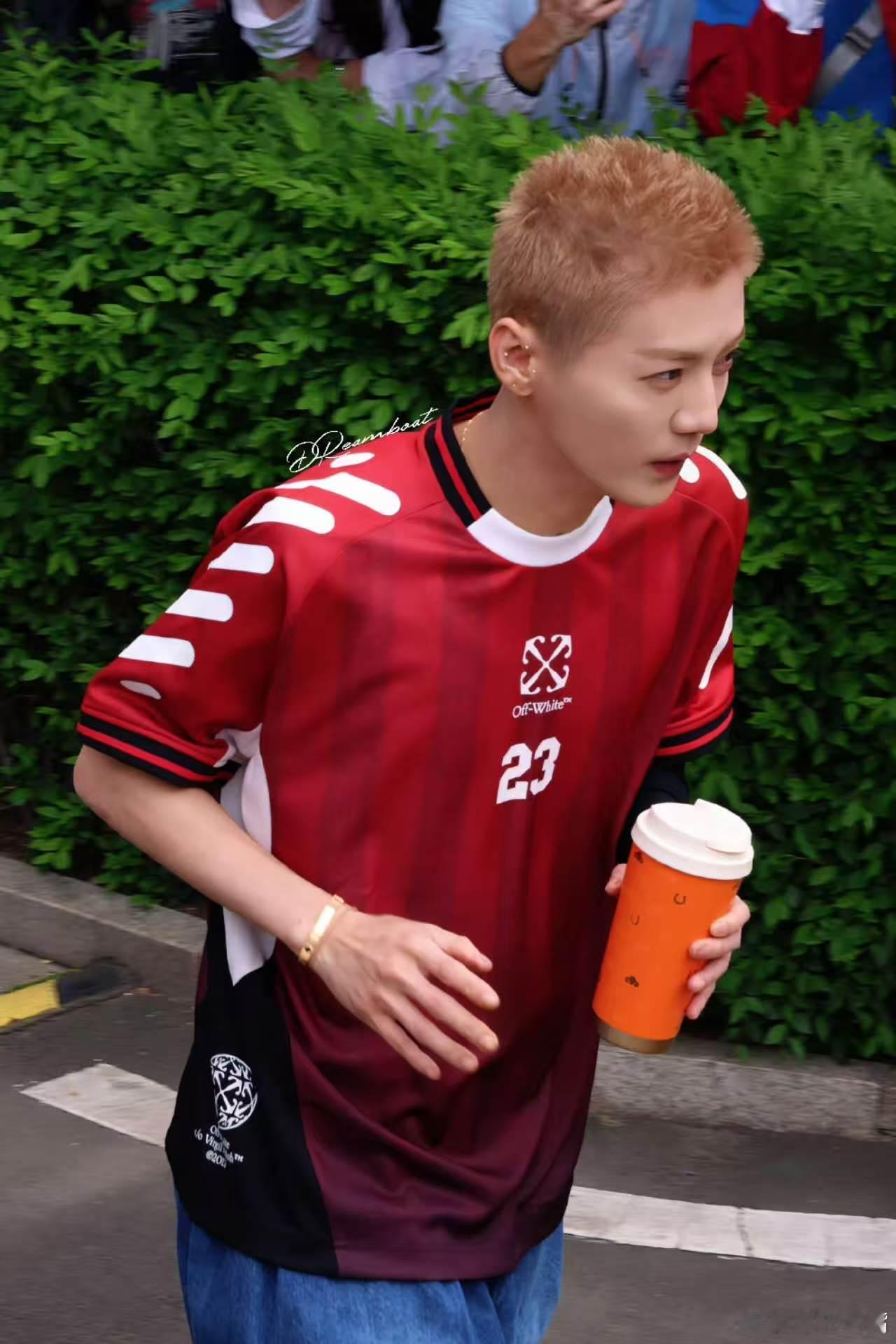 鹿晗今天是足球小子 五哈拍摄，绿茵场上的鹿晗！这个寸头真是越看越爱，少年感绝了✨